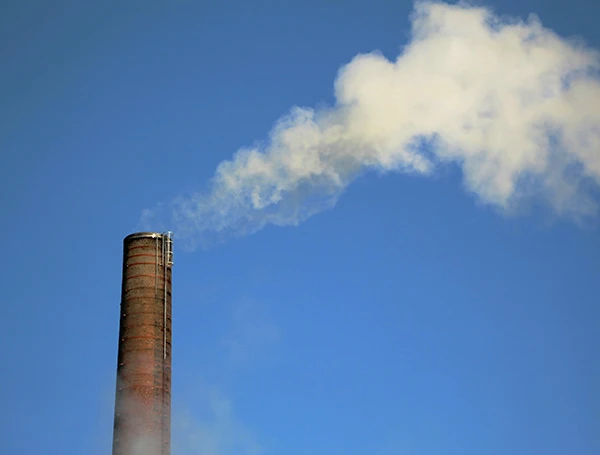 ciel bleu nuage fumée cheminée usine vapeur
