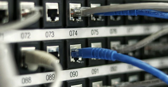 Des branchements d'équipements télécoms avec des câbles et des lignes