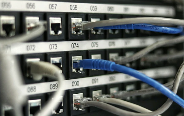Des branchements d'équipements télécoms avec des câbles et des lignes