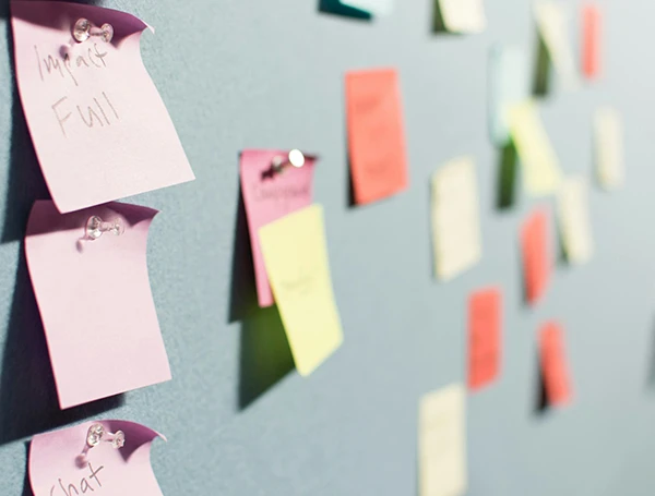 note postit travail collaboratif équipe réflexion atelier