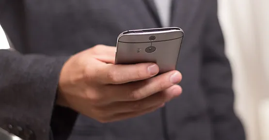 Téléphone mobile numérique smartphone dans une main d'homme