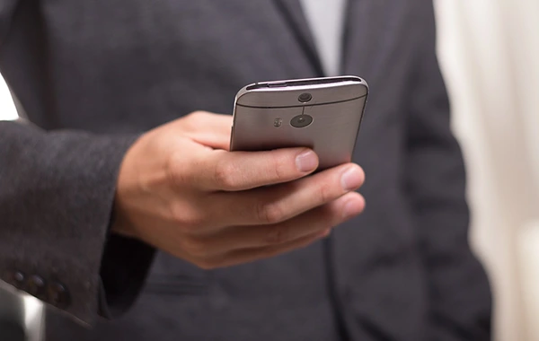 Téléphone mobile numérique smartphone dans une main d'homme
