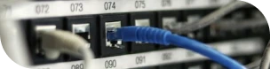 Visuel de l'arrière d'un routeur internet avec plusieurs prises ethernet dont une occupée par un câble RJ45 bleu
